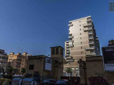 La recinzione termina davanti a un grande cancello compreso tra due colonne. Siamo davanti all�ingresso dell�edificio, chiuso per� con catene e lucchetti e arrugginiti